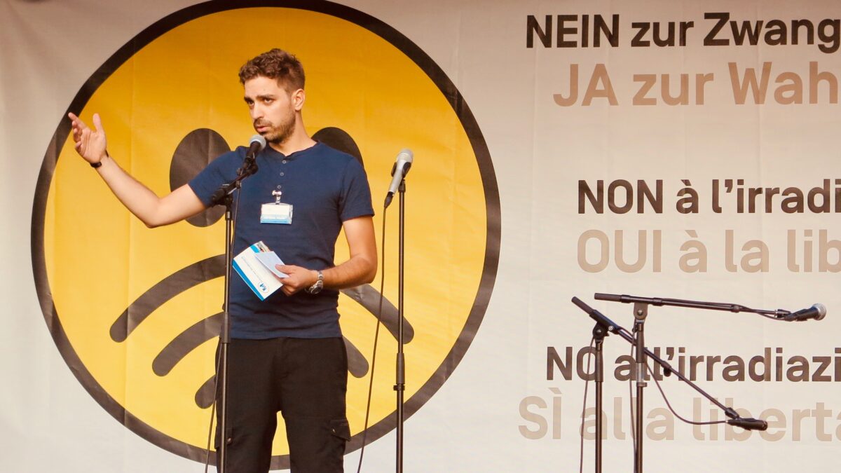 Jérôme Meier von «Schutz vor Strahlung» redet an der «Stop 5G Demo» in Bern