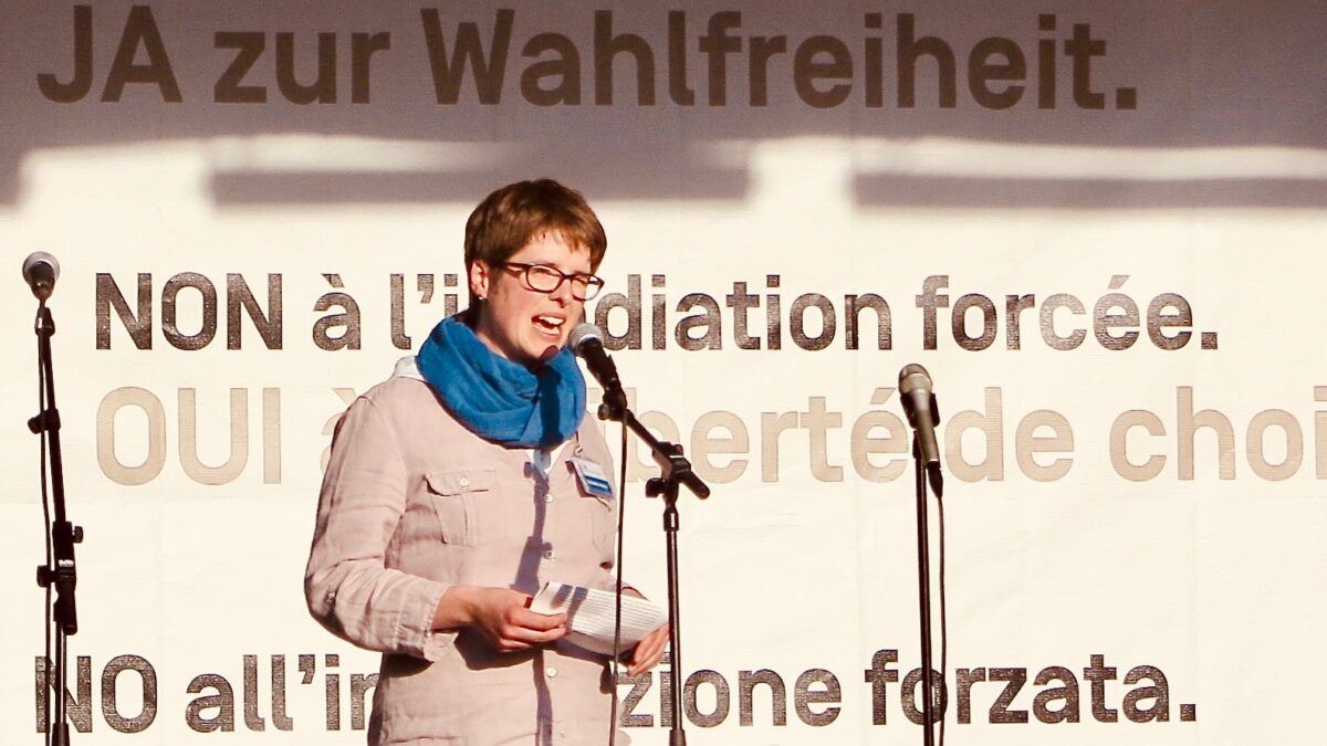 Rebekka Meier von «Schutz vor Strahlung» redet an der «Stop 5G Demo» in Bern