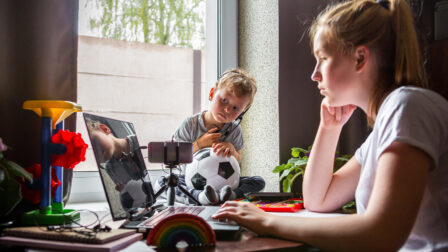 Home Office, Home-Schooling: Zwei Kinder am Laptop